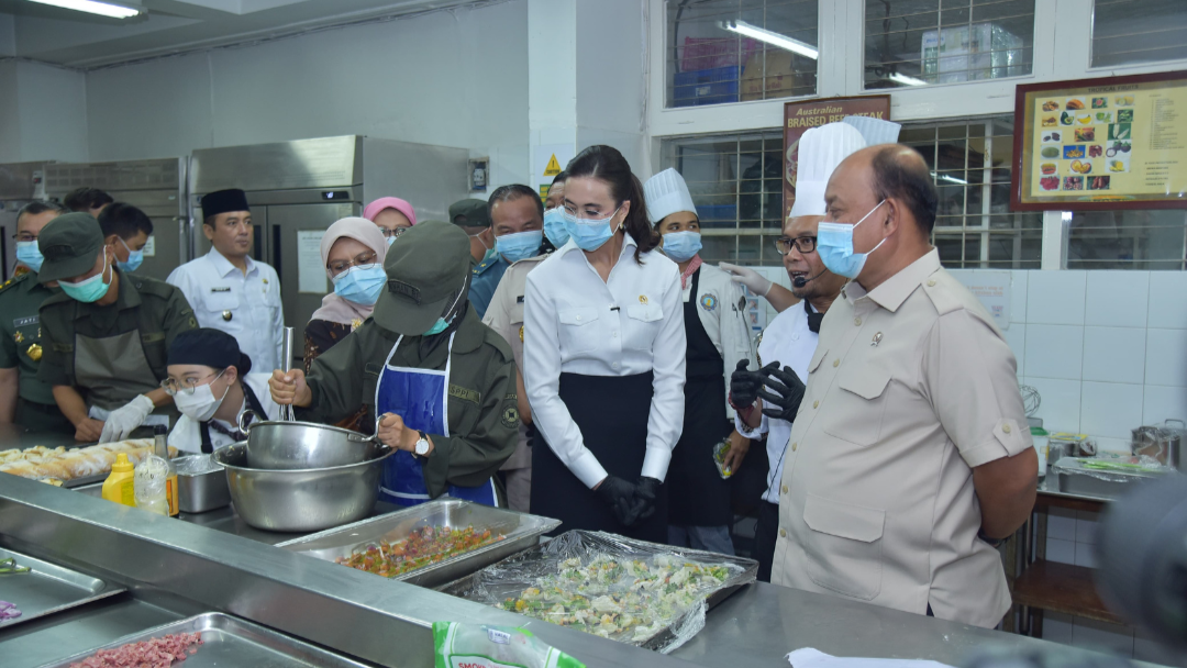 BGN Provinsi Lampung dan Menpar Tinjau Praktik Siswa SPPI Batch-3 di Dapur NHI